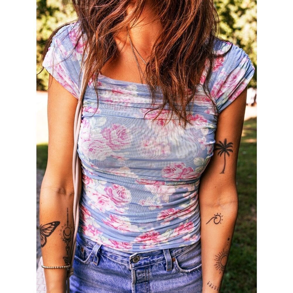 💥3/$180💥Fitted Floral Women's Top in Light Blue and Pink sz Large